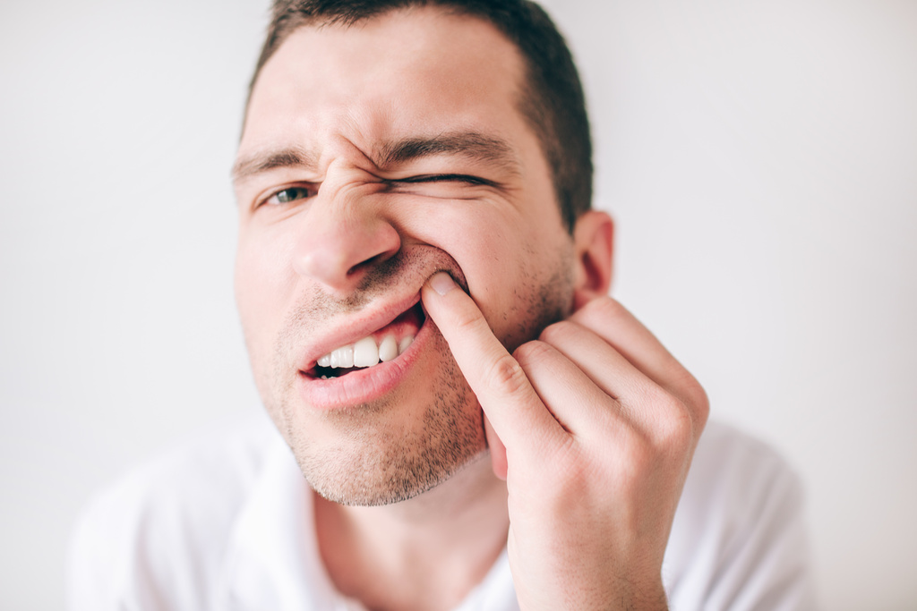 dolore-gengive-fattori-di-rischio-parodontite.