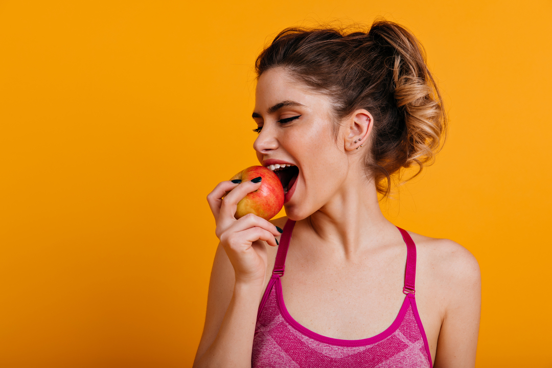 alimentazione-per-denti-sani-persona-che-morde la mela