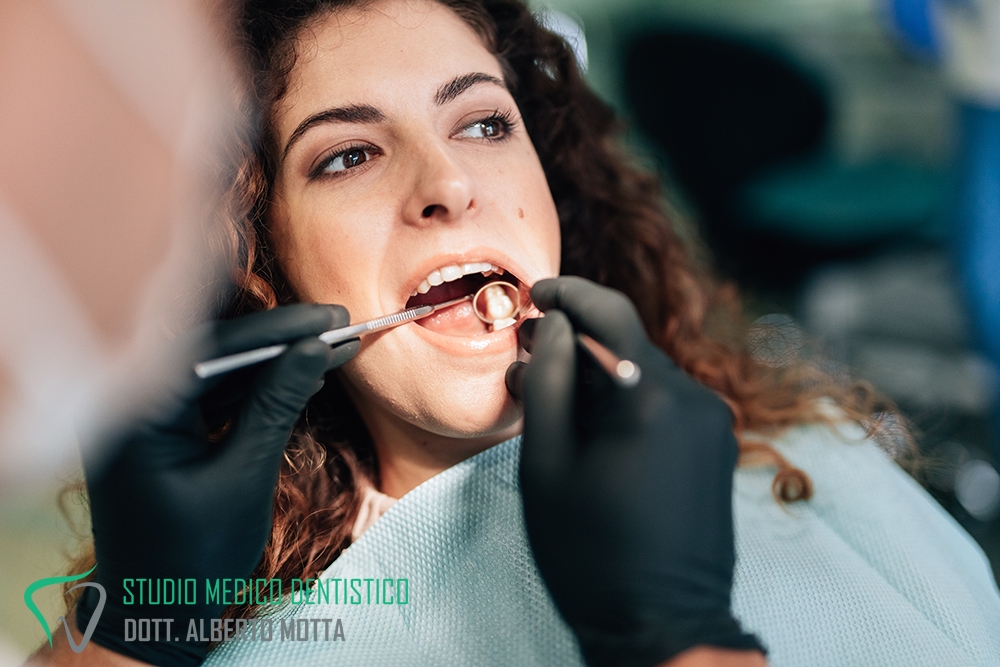 controllo dei denti e della bocca dal patologo orale