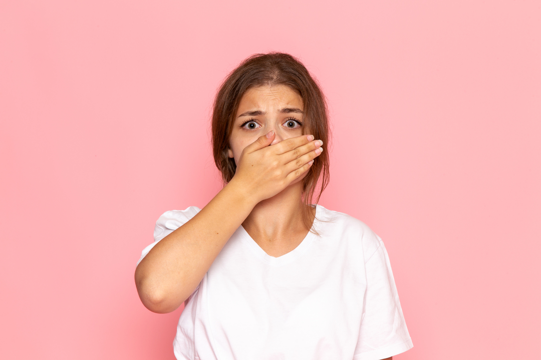 Persona con un dente rotto o scheggiato