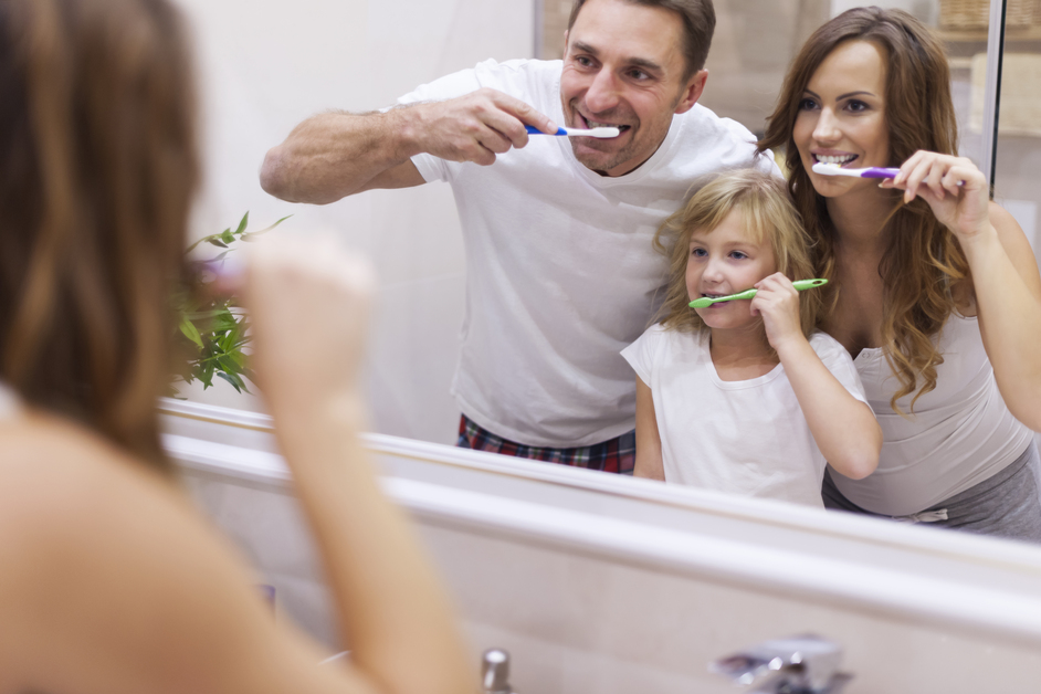 lavare i denti in famiglia, persone che lavano i denti