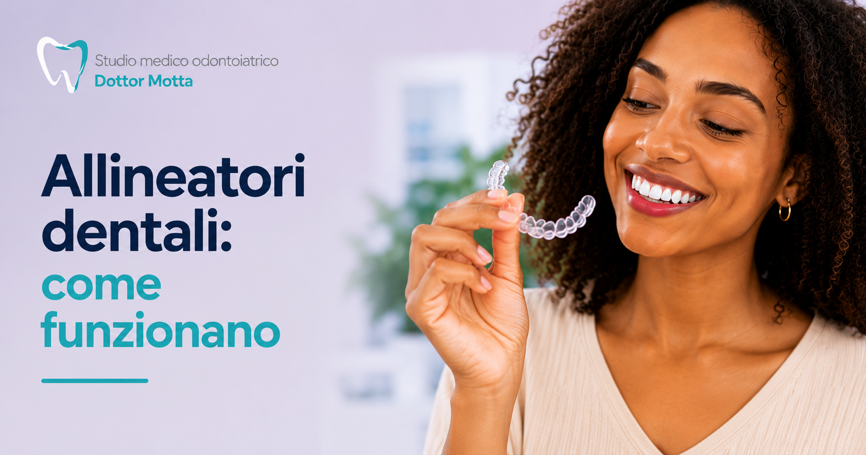 donna che guarda un aligner per denti, nell'articolo si spiega come funzionano gli allineatori dentali