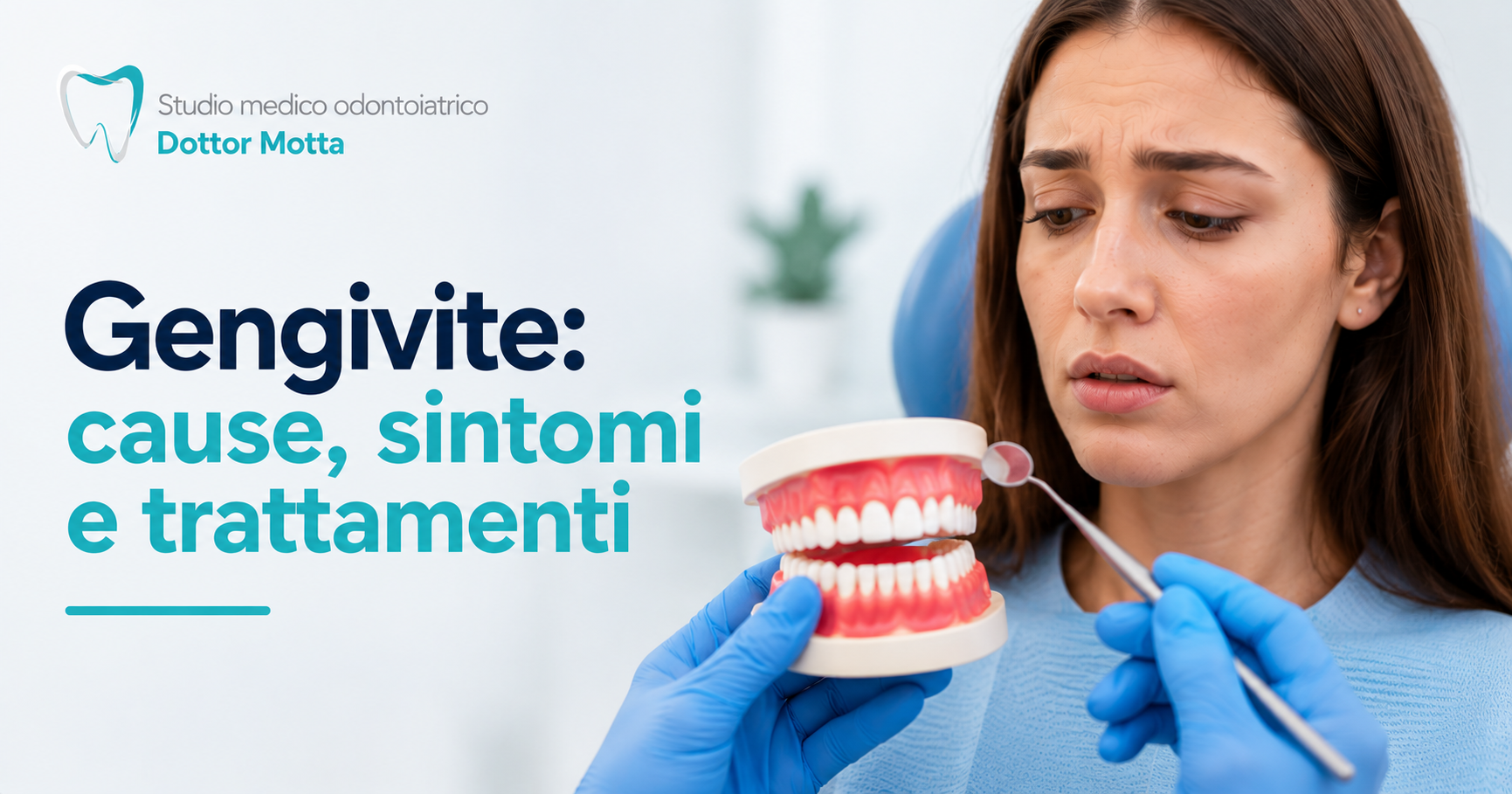 Persona con gengivite che guarda una protesi dentale