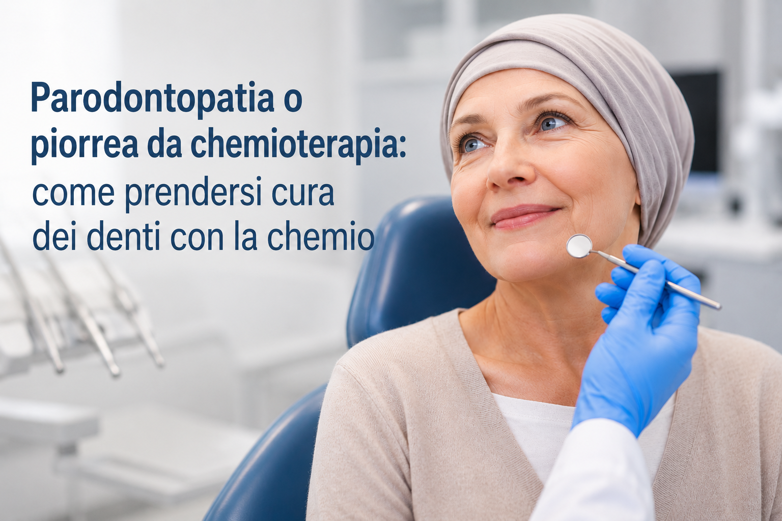 donna con il pareo in testa a causa della chemioterapia che va dal dentista per spiegare come prendersi cura dei denti con la chemioterapia